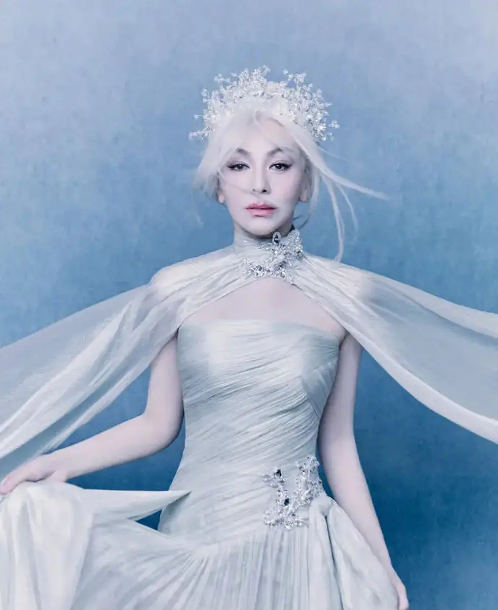55岁王琳白裙配王冠化身冰雪女王 行走于T台上气场超强