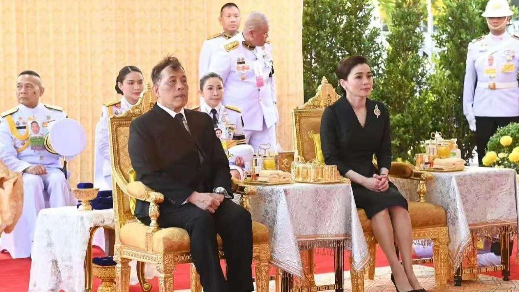 七旬泰王为学校揭幕，一身高定西服很绅士，头发却乱糟糟的没有型