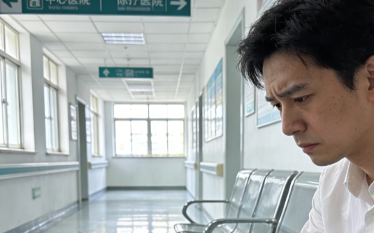 同学聚会定在星级餐厅，我扫码付款时服务员却问：那六瓶拉菲算一起吗？