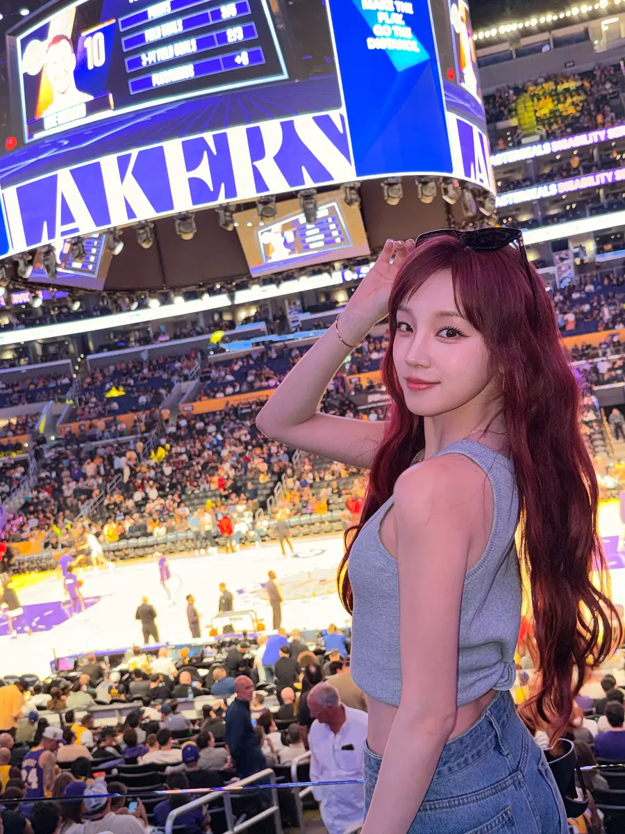 宋雨琦分享看詹姆斯打球随拍 侧头浅笑尽显青春活力