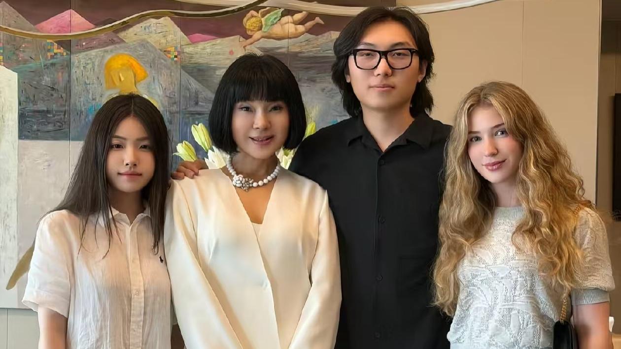 歌手陈红晒全家福，大方回应网友前夫纠缠是想和她复婚