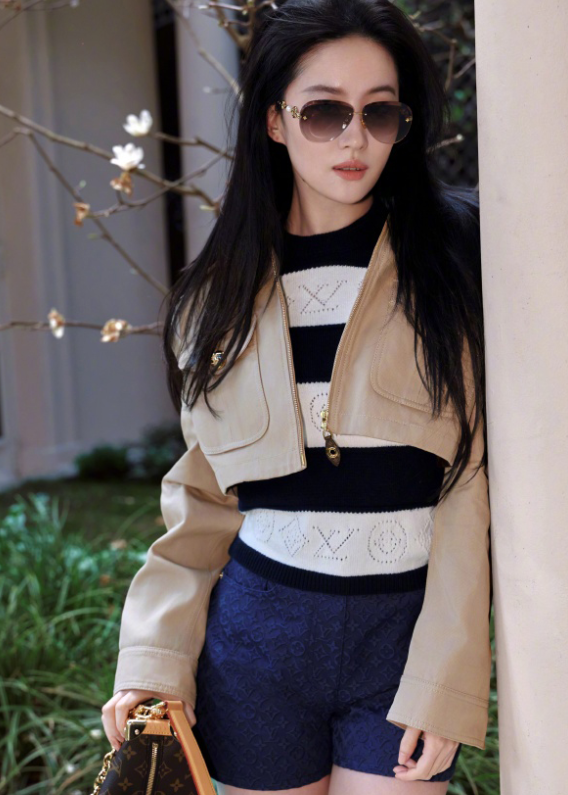 别看刘亦菲这么穿超级好看
但千万不要学。刘亦菲发布了自己的早春装扮，皮质半身夹克