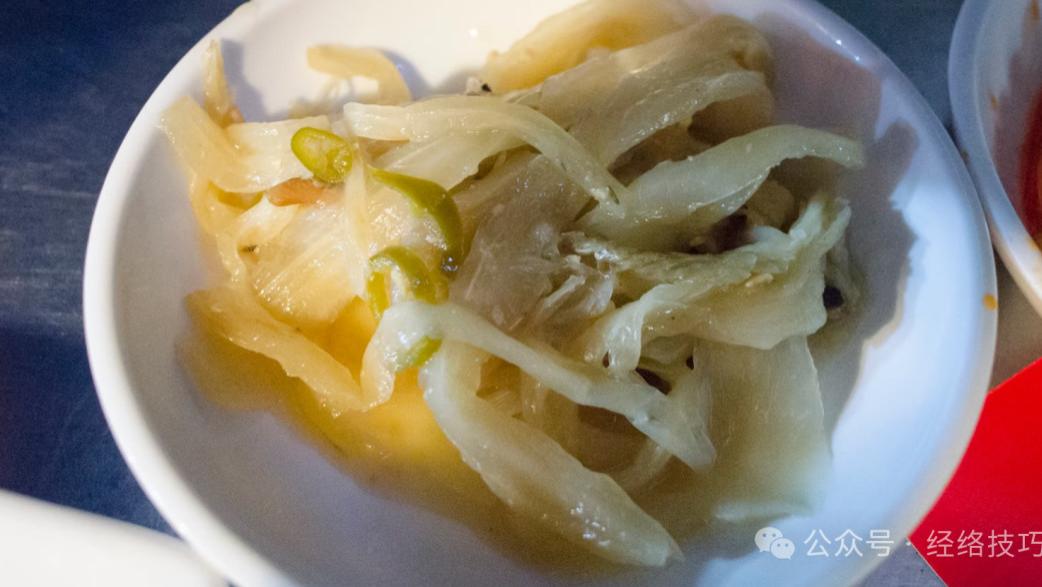 入了伏，看什么都不顺眼，连带吃饭也腻！试着拌了盘酸菜，竟也顺口