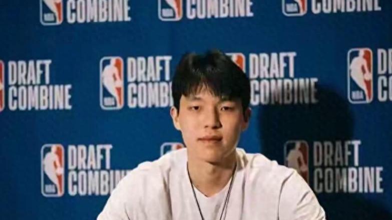 男篮世预赛：胡金秋的稳定发挥，杨瀚森回来国家队还有他的位置吗