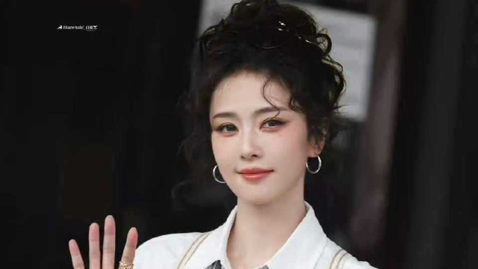 白鹿奔跑吧收官路透：背带裤插兜酷飒满分，饭撒不断的白梦妍惹人爱