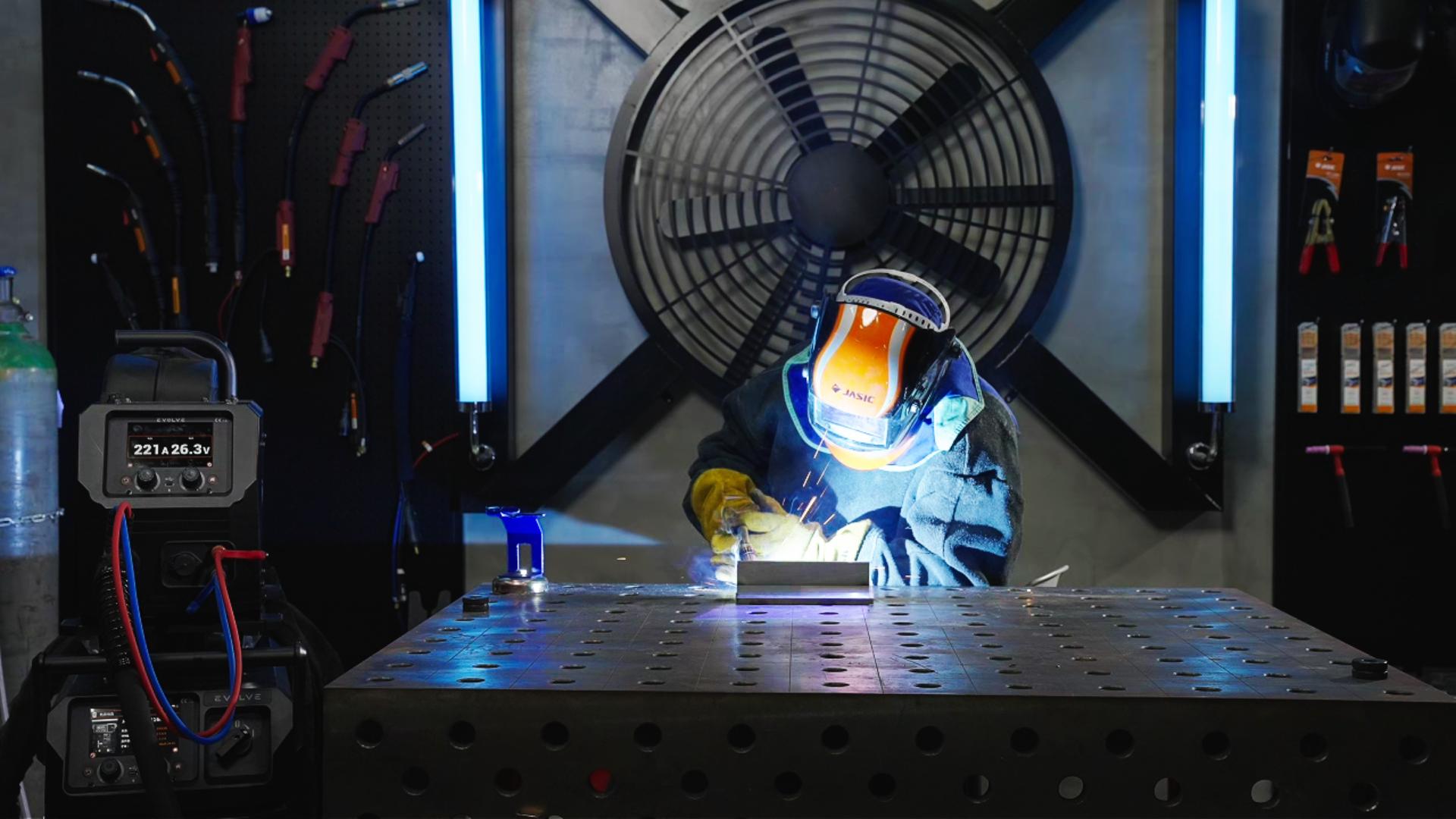 欧洲某食品设备厂的不锈钢容器焊接