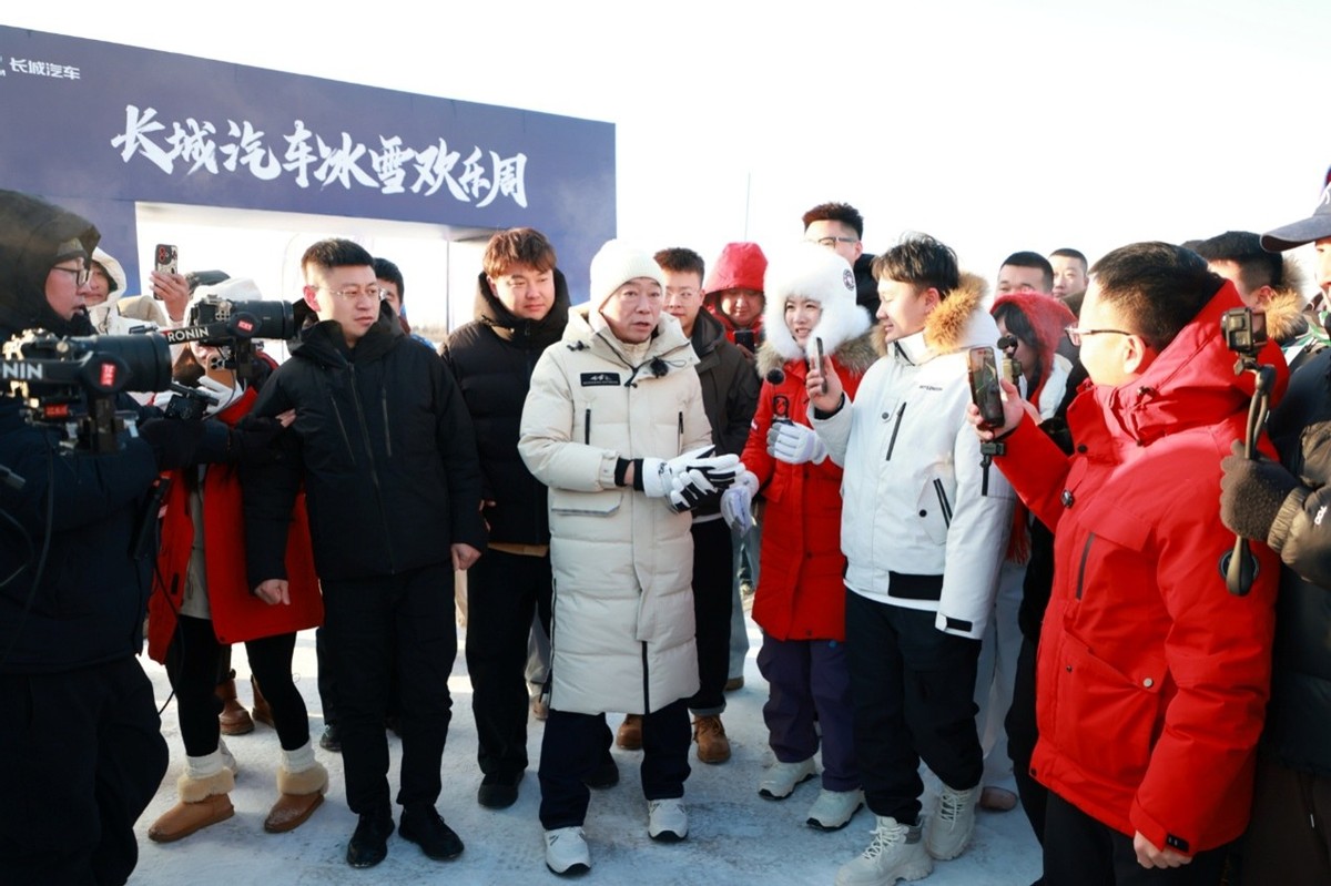 长城汽车的老总魏建军，在哈尔滨零下二十多度的冰面上，跟一群车主站在一起。
冰面上