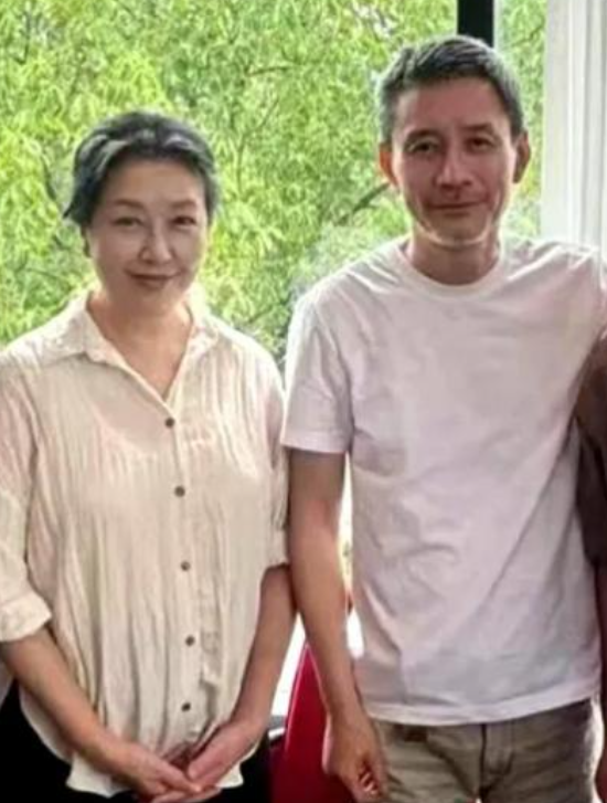 江珊和丈夫田小洁难得同框合影，58岁的江珊也老成大妈的样子，穿得服饰和几乎白完了