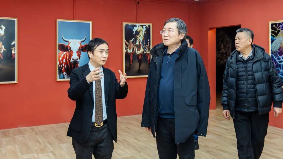世界旅游联盟主席、文化和旅游部原副部长张旭赴北京舒勇美术馆参观交流