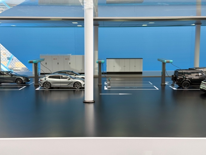 第二代闪充技术亮相，闪充站如加油站的即充即走理念