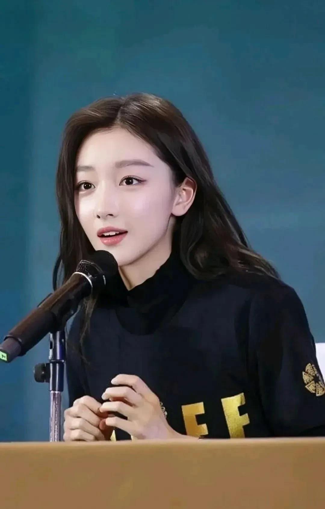 看来周冬雨算是自由了，拥有自主权了。 以前她是谋女郎，必须保持老谋子当初看中她的