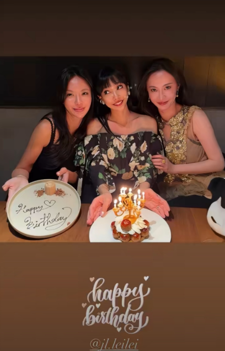 王力宏前妻李靓蕾晒出的生日庆生照，展现了她离婚后三年来的最佳状态。照片中，她身穿