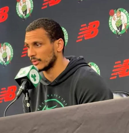 凯尔特人主教练乔-马祖拉在采访中被问到，如果有球迷第一次关注这支2025-26赛