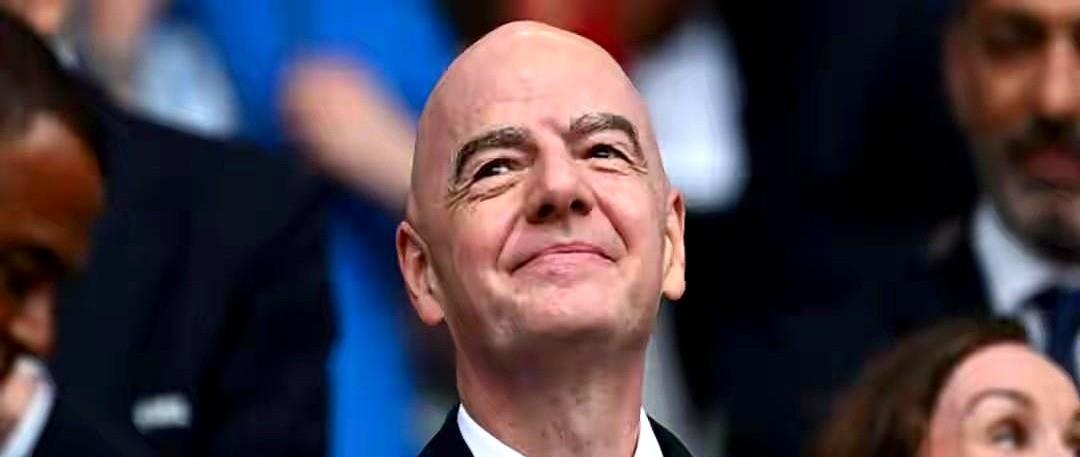 国际足联主席因凡蒂诺，刚把世界杯从32队加到48队，桌上的咖啡都还没凉透，一个更