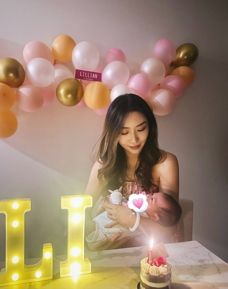 上海男篮球员李弘权晒出了妻子怀抱宝宝的照片，他写道：真的非常幸福。
之前看过李弘