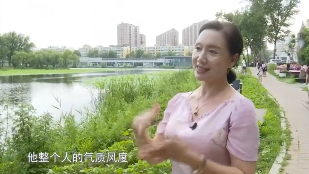 大妈相中有钱大爷，主动嘘寒问暖展现魅力：我们郎才女貌天生一对