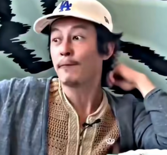 陈冠希越来越像赵本山。
网友给第三张图起名:连本带希。
太有才了。
都说男明星的