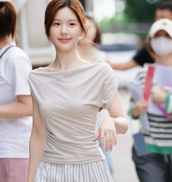 爱是守护你眼里的纯粹，也是与你共赴一场温柔