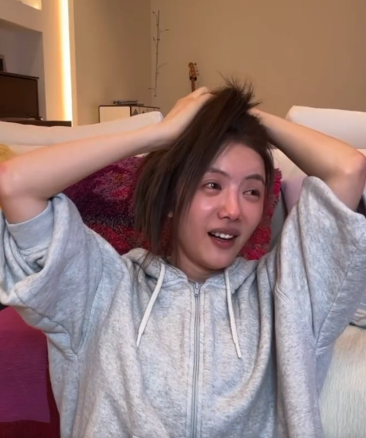 蔡姐没事，补充一个为啥哭着唱歌的回应：

“为什么哭着唱歌，我就是喝多了就爱哭，