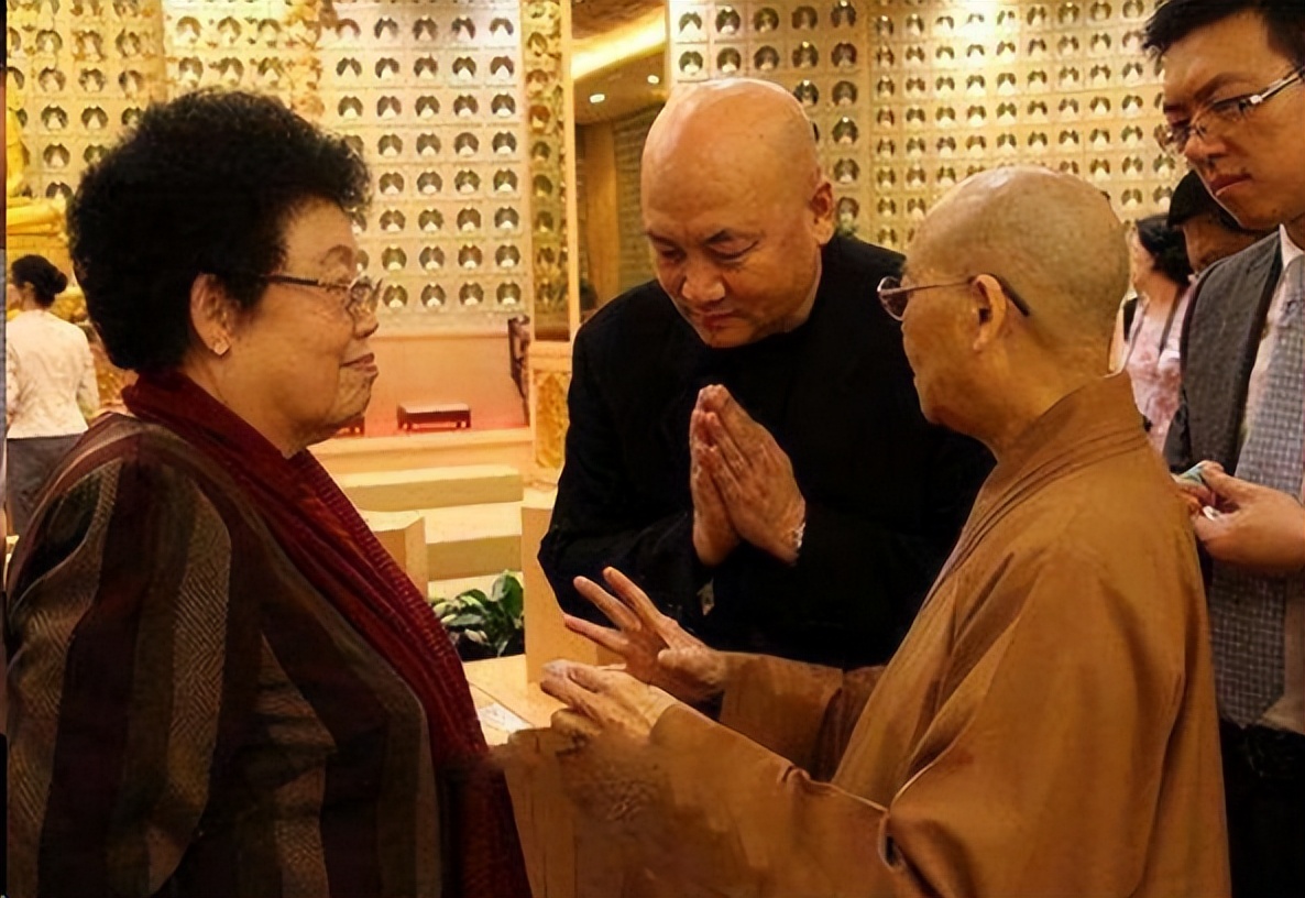 不知道迟重瑞图啥，那么年轻，就陪着老妈一样的女人，还没有自己的孩子。
 
给多少