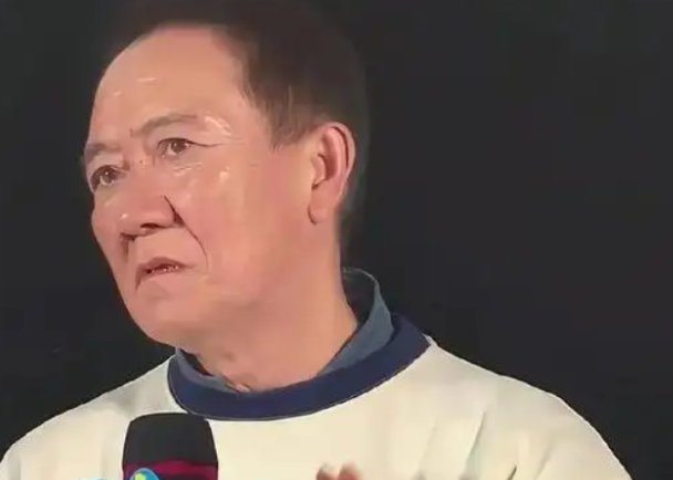 北京一场电影首映礼现场，气氛轻松热烈，台下观众看着台上的李幼斌
忍不住玩起了经典
