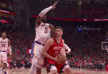 NBA季后赛，湖人对阵火箭的比赛正在进行中。
第三节比赛中，艾顿犯规时打到申京头