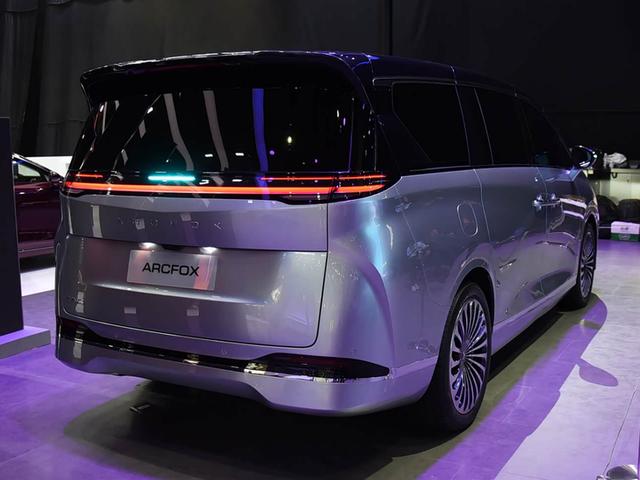 极狐问道V9是北汽极狐在2026年推出的首款高端中大型MPV，也是极狐全新“问道