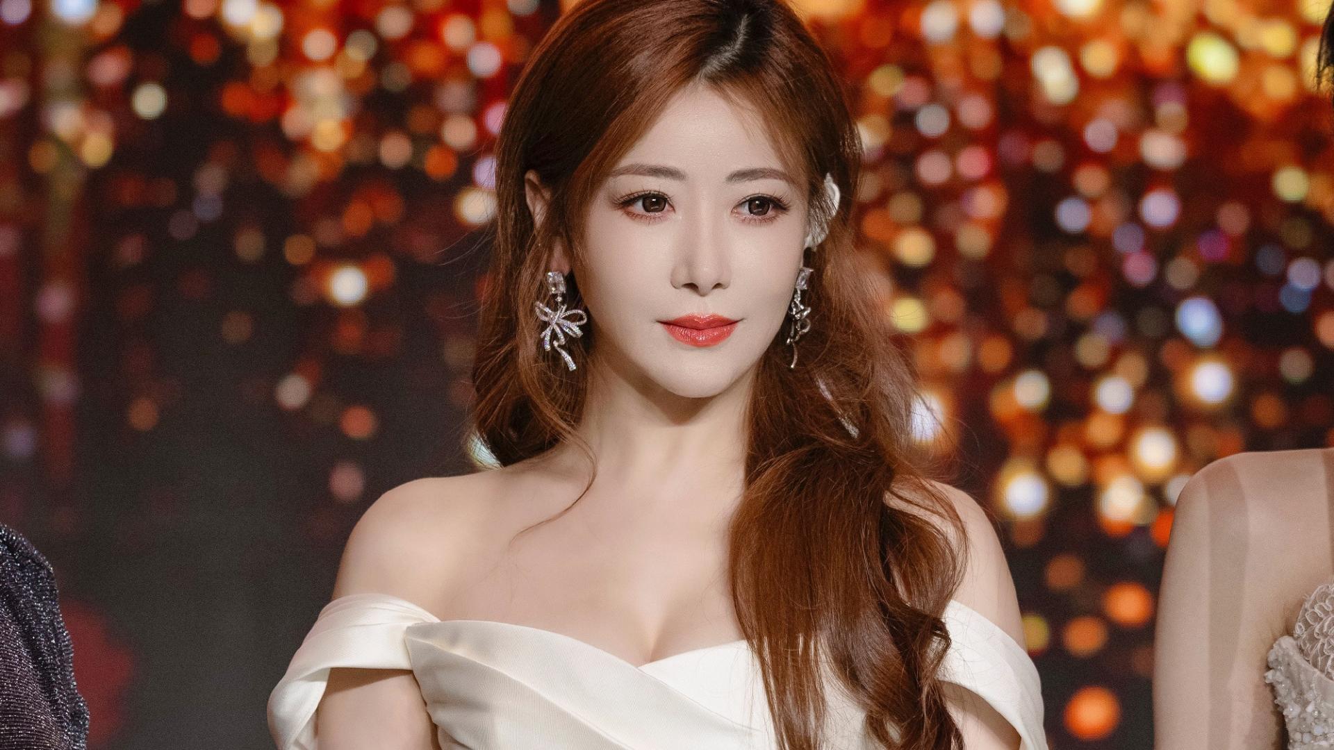 陈紫函明明是白裙胜雪的清冷，偏偏丰盈弧度里藏着温柔又充满力量