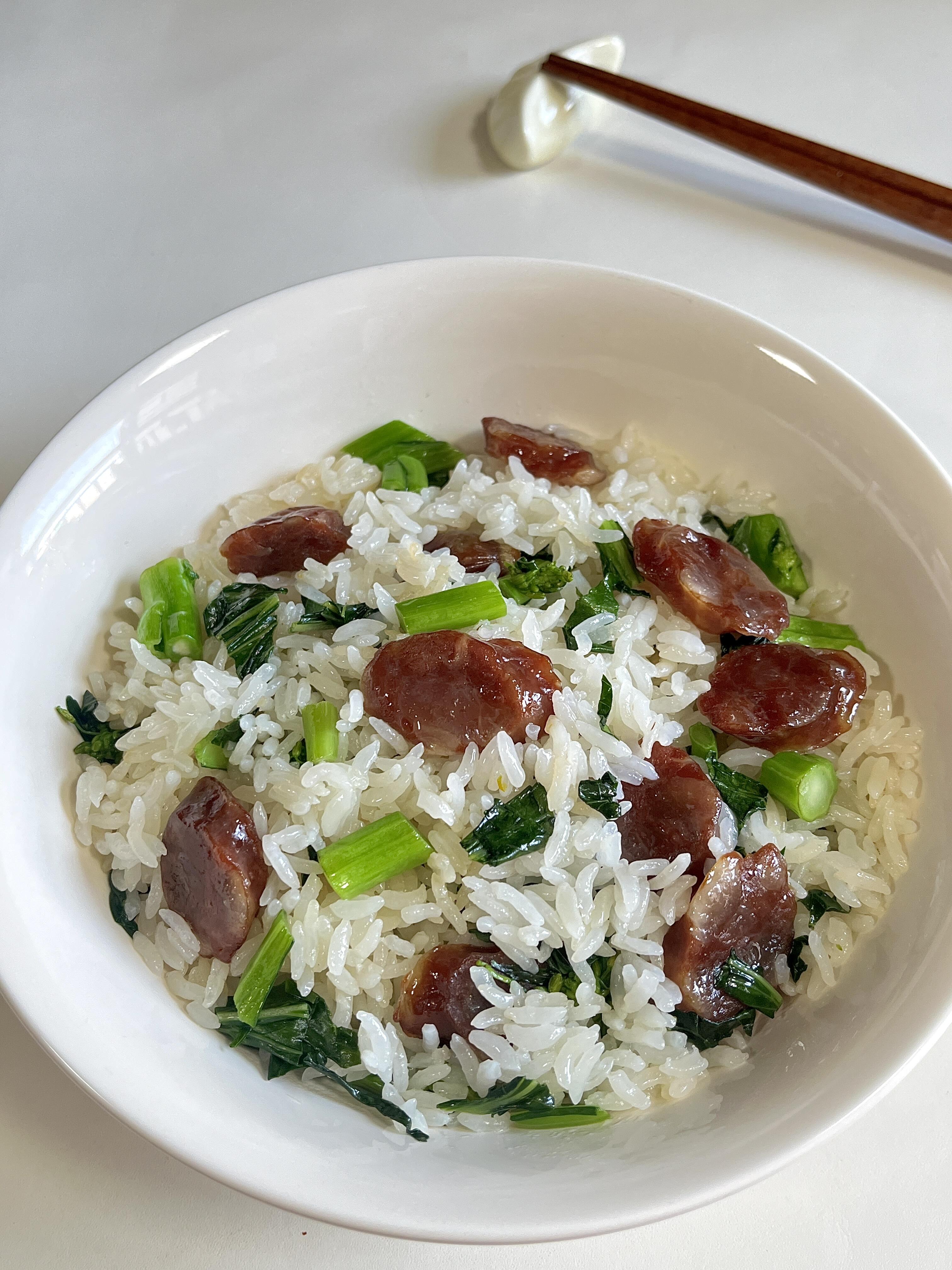 腊肠菜心焖饭｜电饭煲一键搞定，简单又入味
答应我，一定要试试这道腊肠菜心焖饭🥣