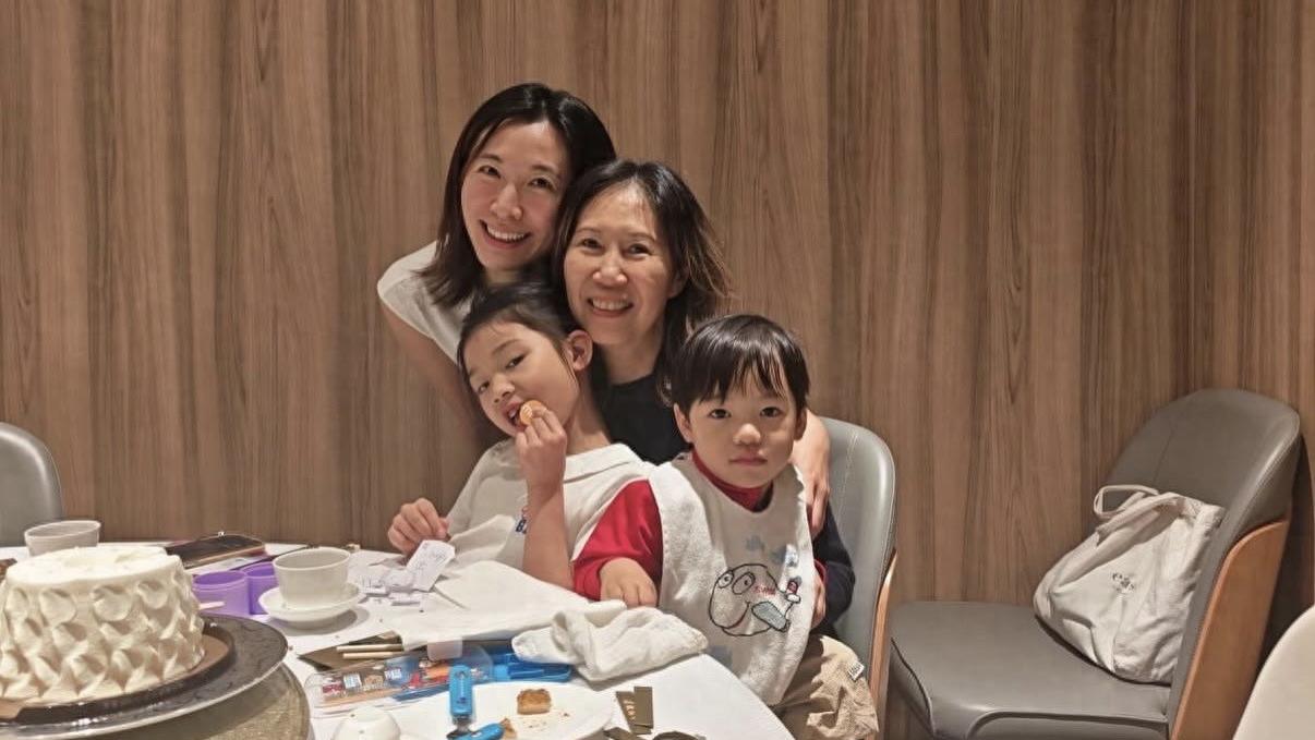 38岁港姐为母亲办大寿，三代同堂母女长得很像，大25岁丈夫没露脸