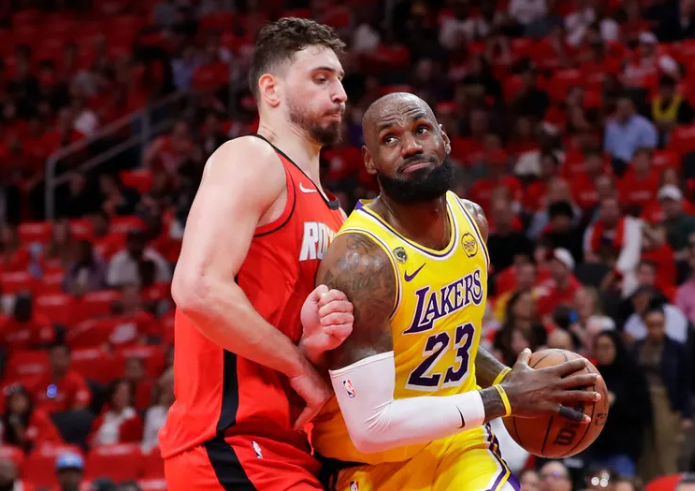 前NBA球员肯德里克-帕金斯在节目中谈到湖人与火箭的系列赛时表示，他看好火箭在系