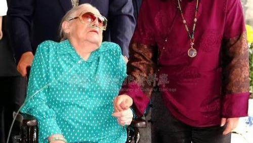 八十八岁蒋方良拖病体祭拜亡夫，三子早逝爱女远美，唯赖儿媳相伴，晚景凄凉令人唏嘘。