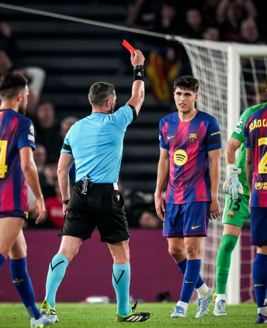 欧冠8强战，巴萨主场对阵马竞，上半时结束前，巴萨中卫库巴西，作为防线"最后一人"