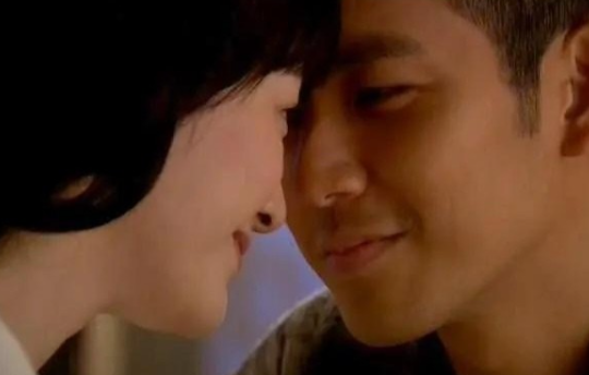 钟汉良在吻戏赛道上真的是一骑绝尘啊
《来不及说我爱你》里吻李小冉，
《何以笙箫默