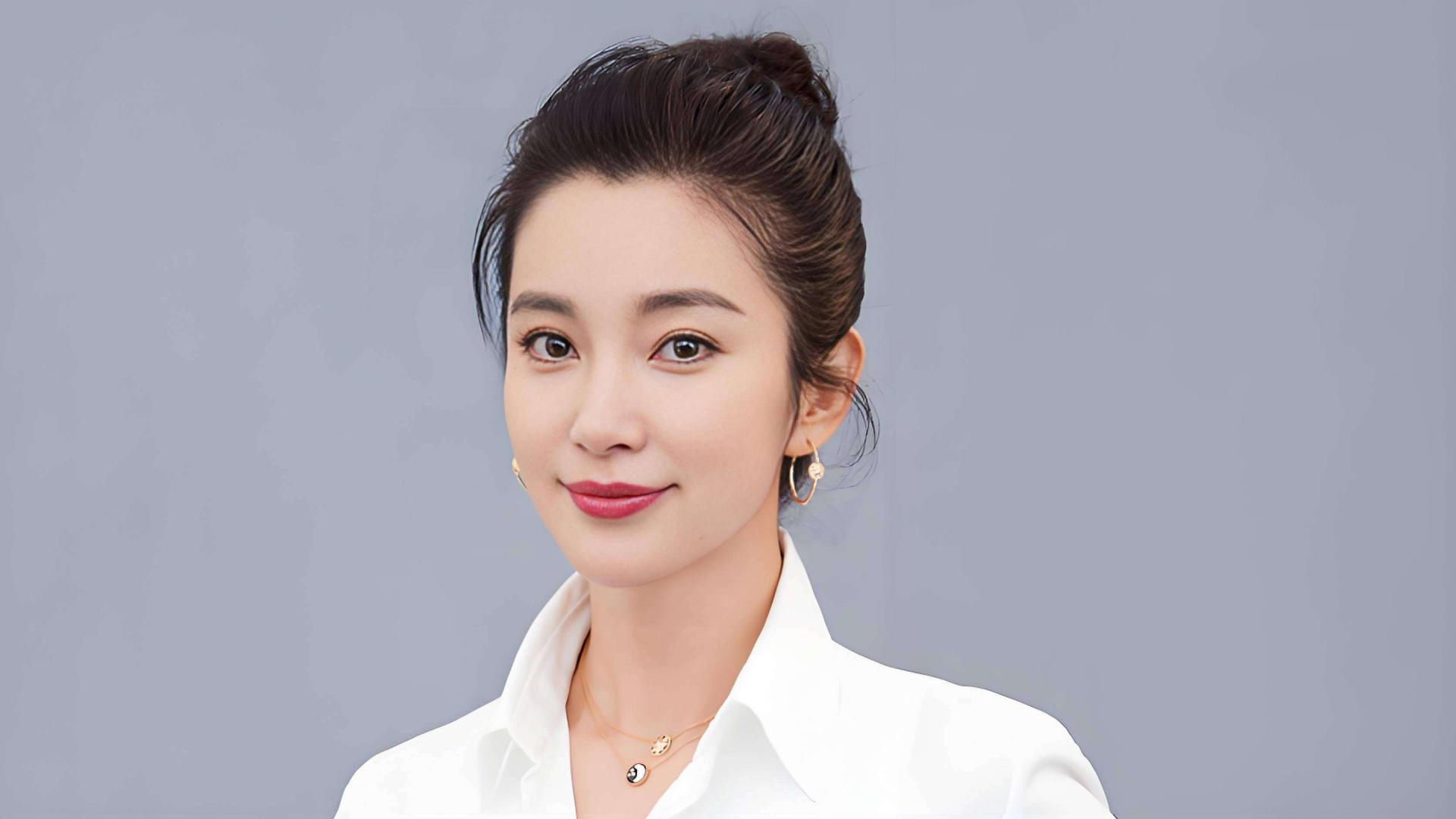 53岁的李冰冰，最近一组最新近照曝光，照片中的她肌肤紧致光滑，身材线条匀称完美