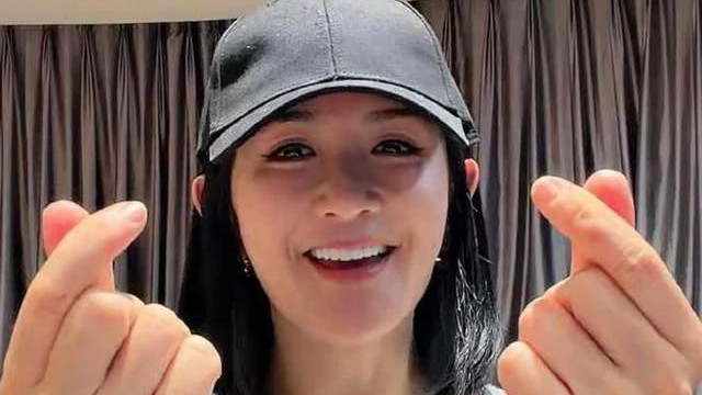 谢娜明年开唱引热议！直播笑称“老歌也要见见人”，网友炸锅：演唱会没门槛了？