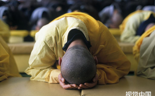 美国教授将18个人关进假监狱14天，9人扮演狱警，9人扮演囚犯，实验结果证明人性经不起考验