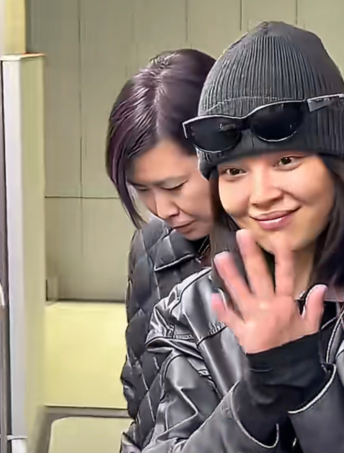 辛芷蕾素颜到达巴黎参加时装周
网友称赞素颜太美不愧是影后
辛芷蕾与工作人员到达巴