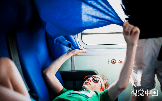 我好不容易抢到的下铺，刚上车就被一个大妈霸占，我本以为是为老不尊，乘警的话让我们冷汗直冒