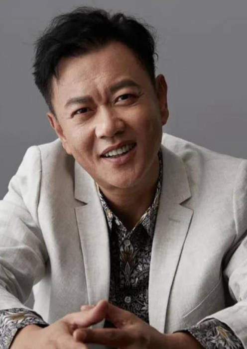 有一次冯嘉怡在片场溜达
瞅见导演眉头皱得能夹死苍蝇，在那儿一个劲儿地摇头叹气。他