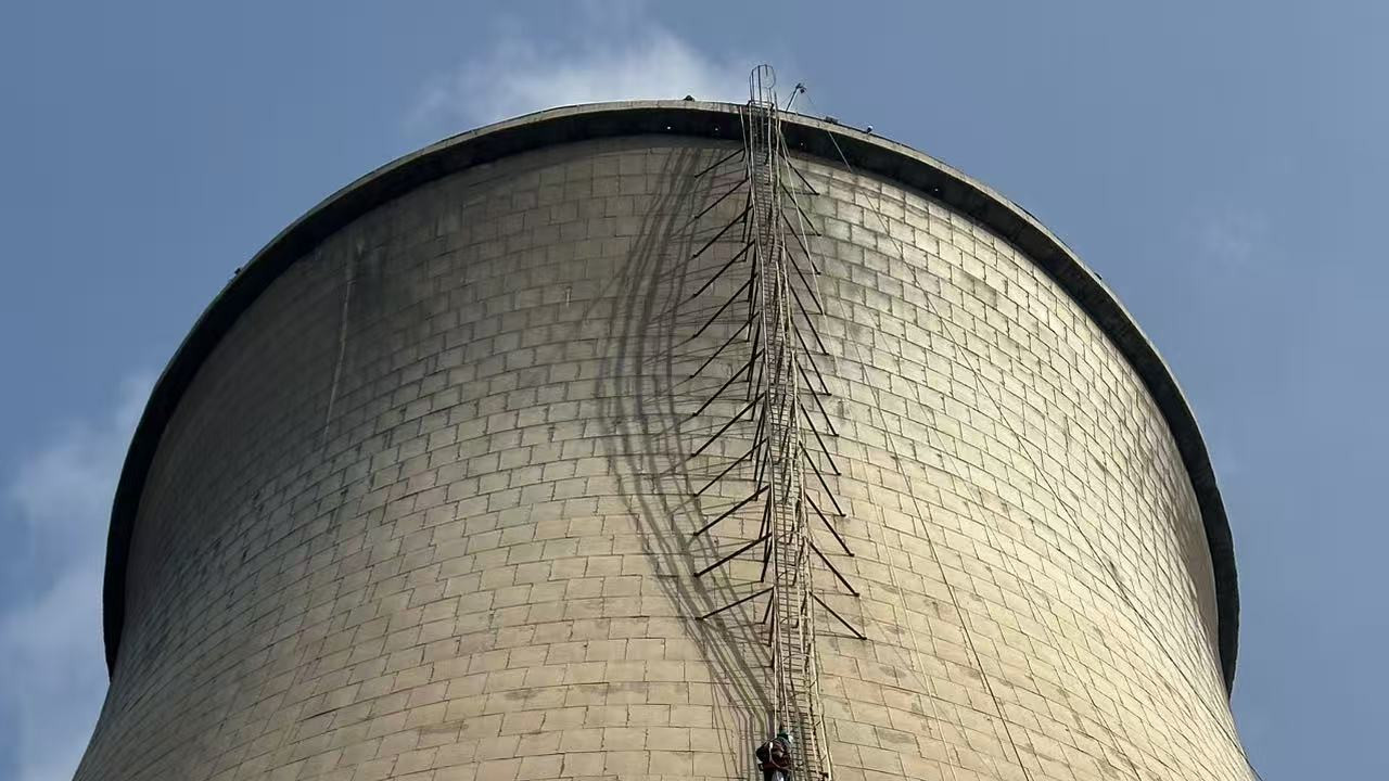 冷却塔建筑直爬梯安装项目顺利竣工