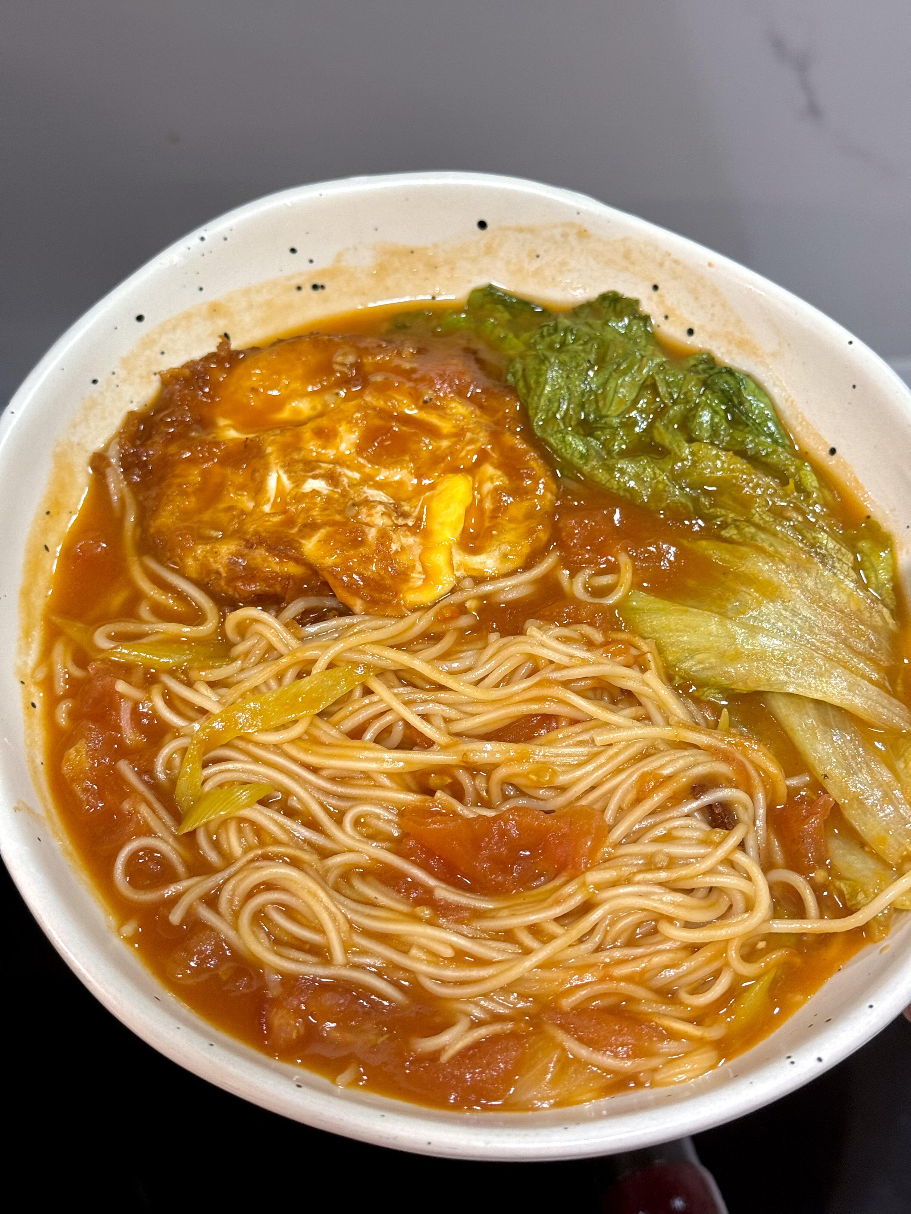 不知道吃啥就做它！这碗番茄浓汤面，酸甜开胃，连汤都不剩
谁家还没个不知道吃啥的时