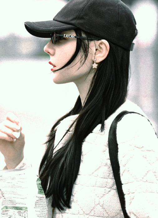 柔光灯打在你的身上，被照亮的人是我