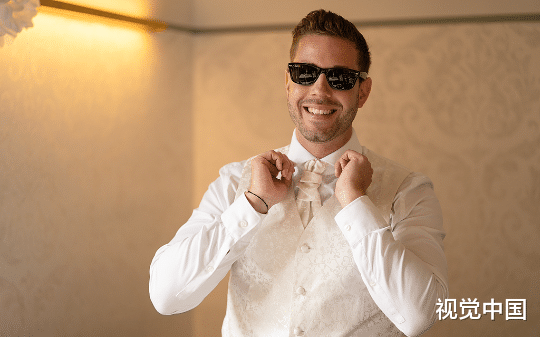 妻子当众逼我下跪道歉后，我提出净身出户，七年后我以投资人身份出现在他们家破产拍卖的现场。