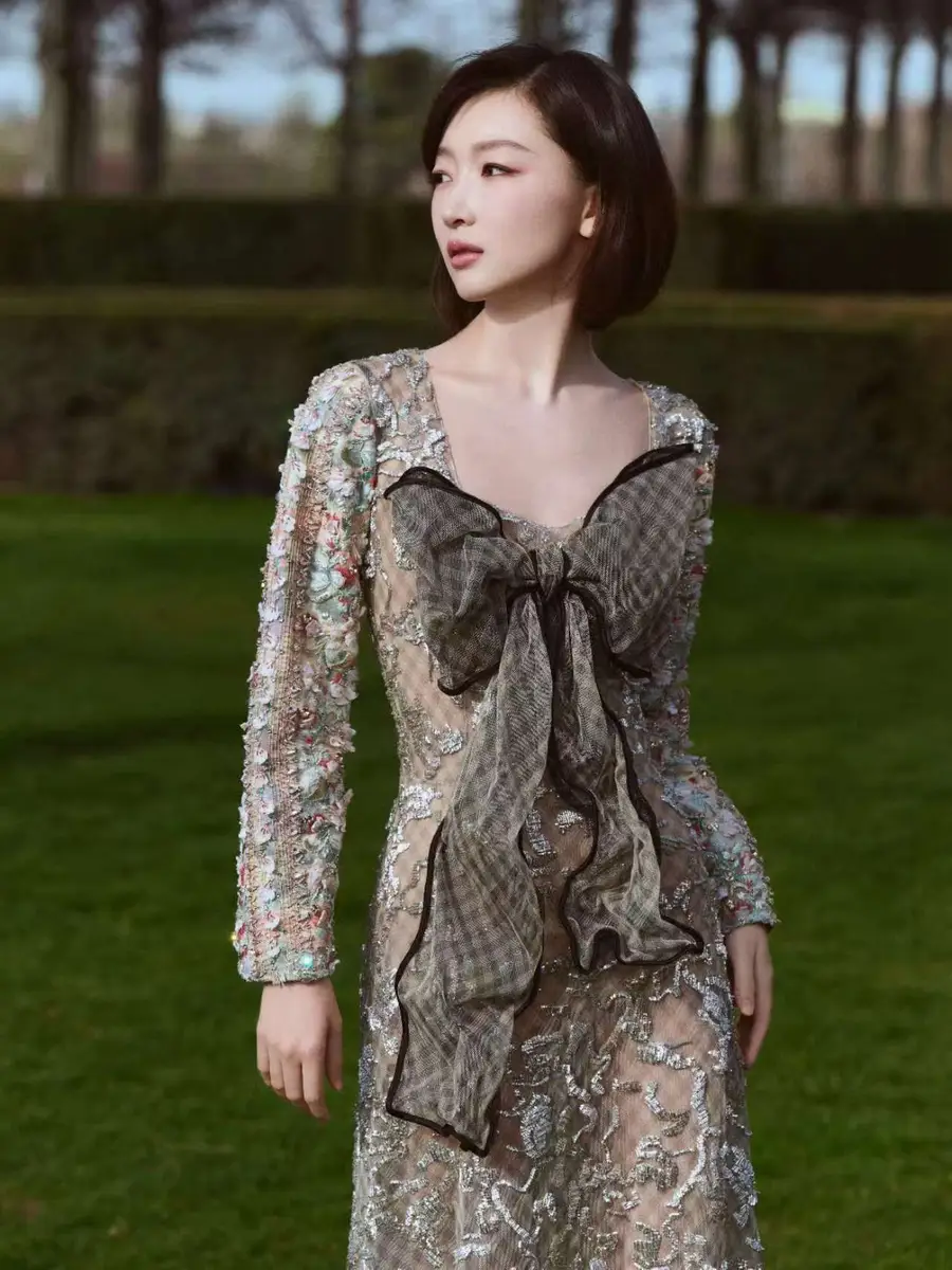 周冬雨穿亮片刺绣长裙温柔文艺 胸前大蝴蝶结点缀灵动俏皮