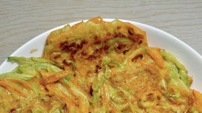 软嫩鲜香的胡萝卜西葫芦早餐饼，10分钟搞定，全家都爱吃