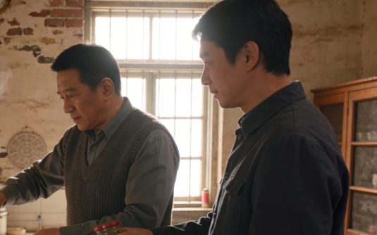 76年我因被诬告偷粮被抓，审讯我的公社干部，竟是我失散十三年的亲哥哥：你没饭吃告诉我，我家粮食多…