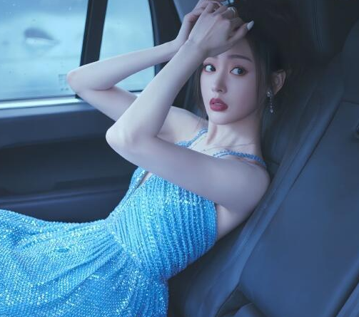 深V礼服胸口开到肚脐上了