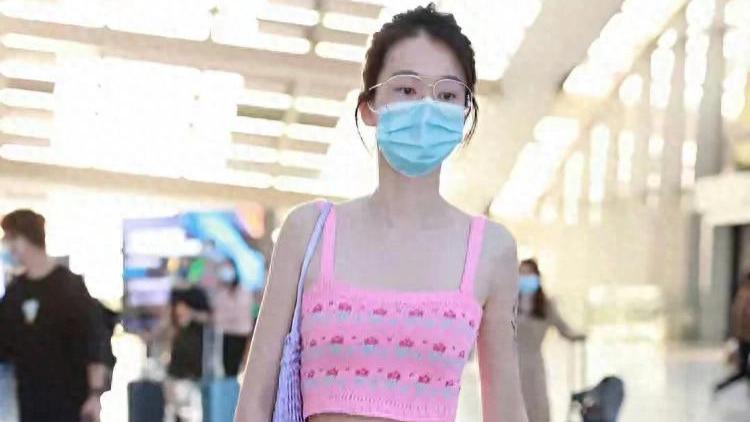 乔欣的机场穿搭一直很接地气，用基础款凸显身材优势，清爽又显活力