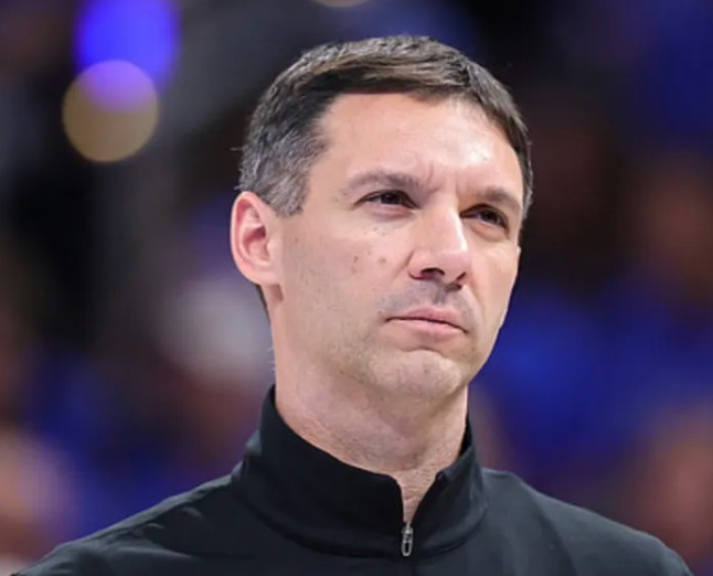  明日NBA季后赛，雷霆将对阵马刺。在结束今日的队内训练后，雷霆主帅马克-戴格诺